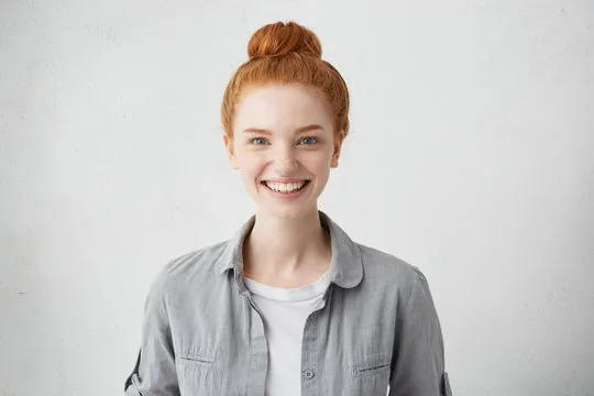 用户在手机上使用万博体育APP